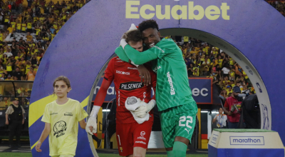 Javir Burrai y Alexander Domínguez en el partido entre Barcelona SC y Liga de Quito,  22 de mayo de 2024.