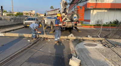 Técnicos de CNEL reparan un poste eléctrico en la ciudadela Kennedy, en Guayaquil, el 24 de agosto de 2024. Imagen referencial.