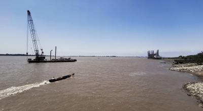 Una gabarra con una grúa y buzos busca la posición de anclas en el fondo del río Guayas, tras la perdida de boyas flotantes durante las labores fallidas de amarre del buque Emre Bey en el sector de Las Esclusas, al sur de Guayaquil.