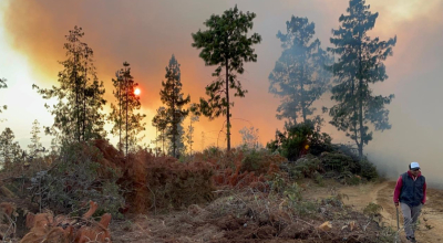 Incendio forestal en Nabón, provincia del Azuay, que se mantiene activo este 30 de agosto de 2024.