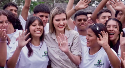 Sade Fritschi con estudiantes de la Unidad Educativa Provincia de Cañar, el 23 de agosto de 2024.