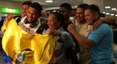 Michael Morales junto a su familia y amigos en el aeropuerto José Joaquín de Olmedo de Guayaquil, 31 de agosto de 2024.