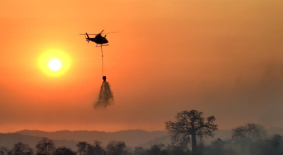 Maniobras de control de incendio forestal en Guayaquil.