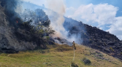 Bombero intentando combatir incendio forestal en Sigchos, provincia de Cotopaxi.