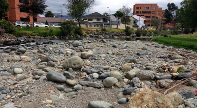 El río Tomebamba, de Cuenca, casi sin agua el 16 de agosto de 2024.