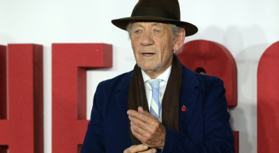 El británico Ian McKellen llega para asistir al estreno mundial de la película "The Good Liar" en Londres, 2019.