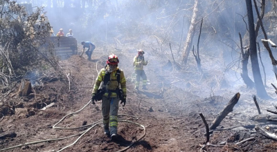 Bomberos trabajan en un incendio forestal en Azuay, el 1 de septiembre de 2024.