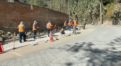 Trabajadores de la Epmaps realizan trabajos en la avenida De los Conquistadores, el 2 de septiembre de 2024.