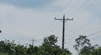 Postes de luz que requerían mantenimiento en Quevedo.