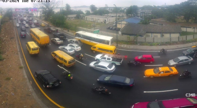 Vehículos circulan por el Puente de la Unidad Nacional, en Guayas, el 3 de septiembre de 2024.