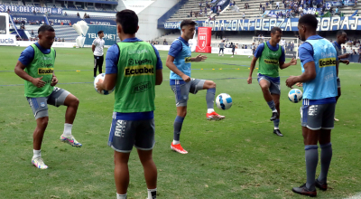 Los jugadores de Emelec hacen ejercicios precompetitivos el domingo 1 de septiembre, antes del duelo ante Orense, por la LigaPro.