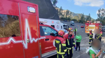 Bomberos en la vía Pifo-Papallacta atienden un accidente de tránsito ocurrido el 3 de septiembre de 2024.