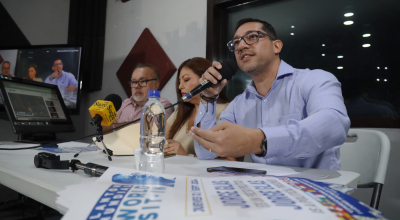 El Dr. Alejandro Barreto (der.) y la asambleísta Sofía Espín (centro) en una rueda de prensa del Comité Internacional por la Libertad de Jorge Glas, donde se ofreció detalles sobre el estado de salud en el que se encuentra el exvicepresidente, el martes 3 de septiembre de 2024, en Guayaquil.