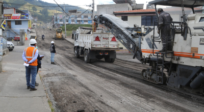 Trabajadores del Municipio de Quito realizan trabajos de repavimentación, el 3 de septiembre de 2024.