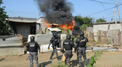 Unidades tácticas queman una casa que según la Policía era utilizada por delincuentes para mantener a personas secuestradas, en Monte Sinaí, en Guayaquil, el 19 de junio de 2024.