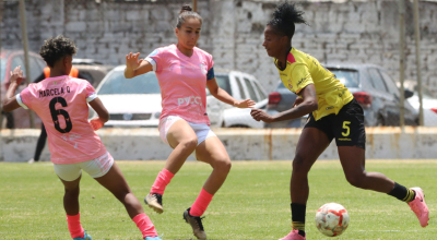 Jugadoras de Club Ñañas y Barcelona SC en la semifinal de ida de la Superliga Femenina, 3 de septiembre de 2024.