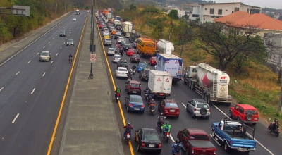 Una fila de vehículos en la vía Perimetral, frente a la Cdla. Los Olivos, sentido hacia el sur, el 4 de septiembre de 2024.