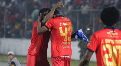 Jugadores de El Nacional festejando su gol ante Deportivo Santo Domingo, 4 de septiembre de 2024.