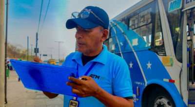 Un funcionario de la ATM en un paradero de buses de la vía Perimetral, en Guayaquil.