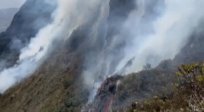 Fotografía publicada el 1 de septiembre de 2024 sobre los incendios forestales en San Fernando y Nabón, en Azuay.