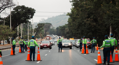 Uniformados de la Agencia de Tránsito y Movilidad (ATM) de Guayaquil durante un operativo de control en la vía a la Costa, el martes 3 de agosto de 2024.