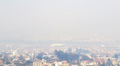 Nube de humo de incendios cubre Quito este 4 de septiembre de 2024.