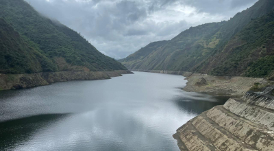 Imagen referencial del embalse Mazar, ubicado en el límite entre las provincias de Cañar y Azuay. Foto de diciembre de 2023.