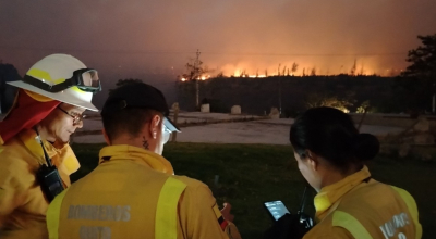 Bomberos de Quito analizan el avance del incendio forestal en Pifo, Valle de Tumbaco, el 4 de septiembre de 2024.