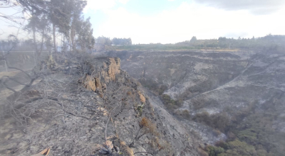 Voraces incendios forestales de Quito siguen activos en Itulcachi, Nayón y Chilibulo