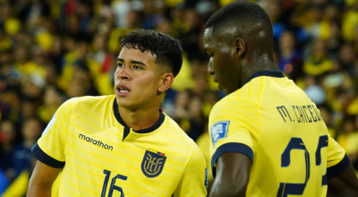 Kendry Páez y Moisés Caicedo en el partido entre Ecuador y Colombia por Eliminatorias, 17 de octubre de 2023.