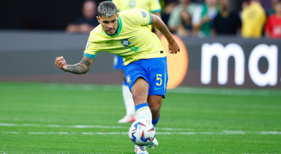 Bruno Guimaraes, de Brasil, controla el balón durante el partido del Grupo D de la Copa América ante Costa Rica en el SoFi Stadium, el 24 de junio de 2024.