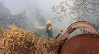 Bombero combate el fuego en Nayón, el 5 de septiembre de 2024.