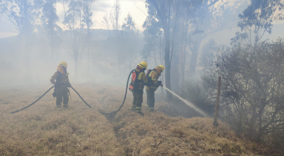 Bomberos luchan contra un incendio registrado en La Cocha, cerca de Itulcachi, en el este de Quito, el 5 de septiembre de 2024.