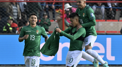 Ramiro Vaca (10) festeja con sus compañeros tras anotar el primer tanto de la selección boliviana ante Venezuela.