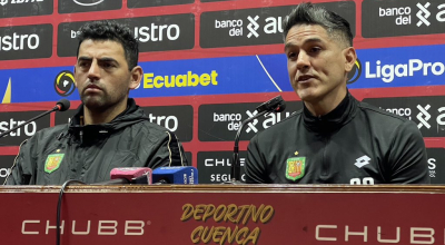 Norberto Araujo (d), nuevo técnico de Deportivo Cuenca, junto a Luis Escalada, director deportivo,  este jueves 5 de septiembre.