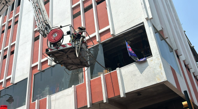 Los bomberos controlaron el incendio que se generó temor en el centro de Guayaquil.