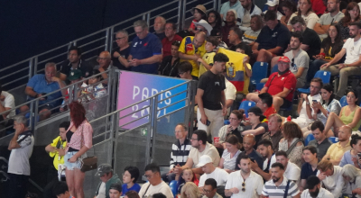 Aficionados ecuatorianos con sus banderas en el Champ de Mars arena de los Juegos Olímpicos de París, el 8 de agosto de 2024.