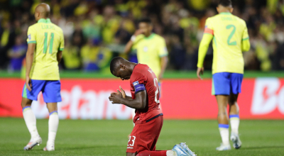 Moisés Caicedo (c), volante de la selección ecuatoriana, al finalizar el partido del 6 de septiembre ante Brasil.