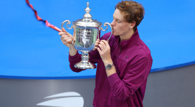 Jannik Sinner, tenista italiano, besa el trofeo luego de lograr el título en el Abierto de Estados Unidos.