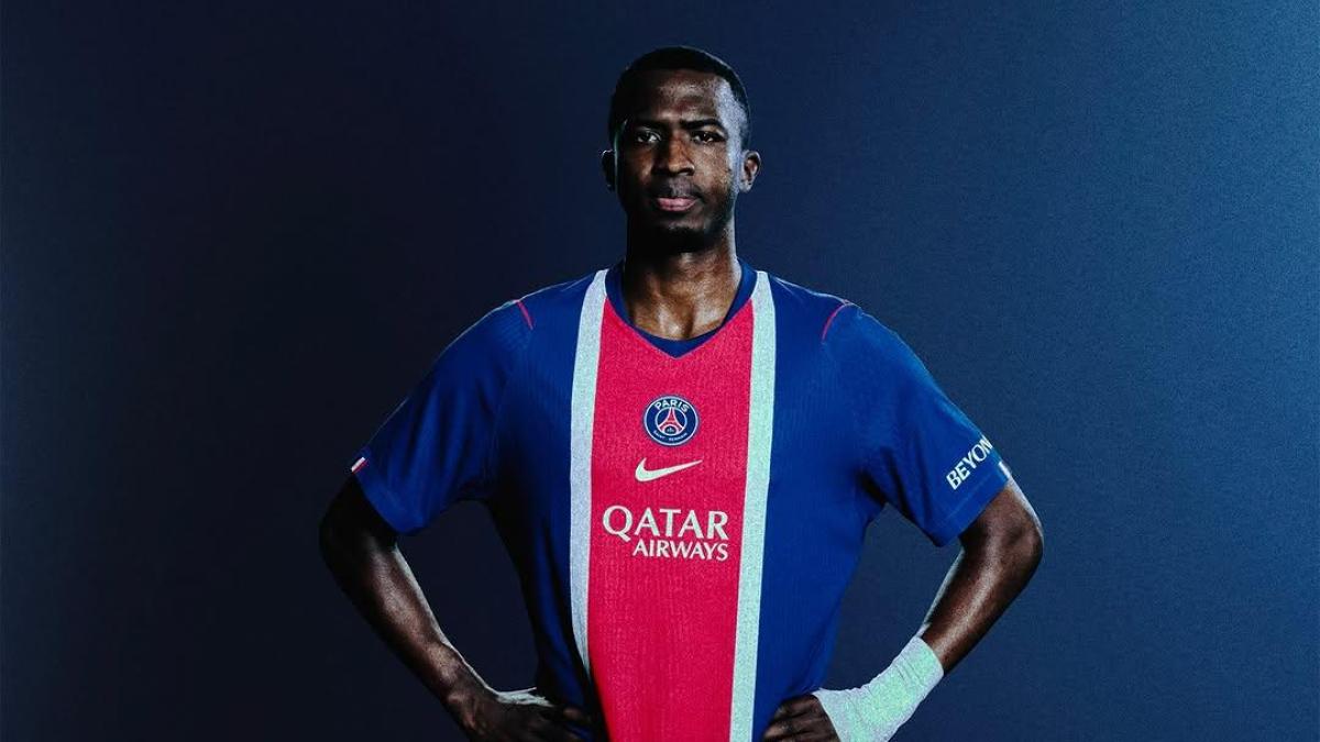 El PSG de Willian Pacho presenta su nueva camiseta para la temporada ...