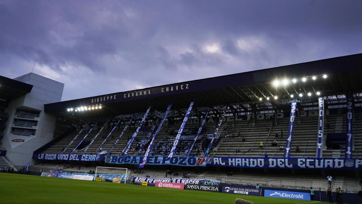 De objetos lanzados a un incendio en las gradas: los incidentes que han rodeado a la hinchada de Emelec en 2026