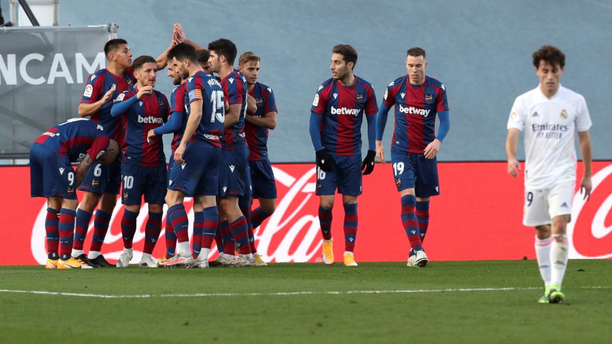 Real Madrid pierde ante Levante y se aleja de la pelea por la Liga española