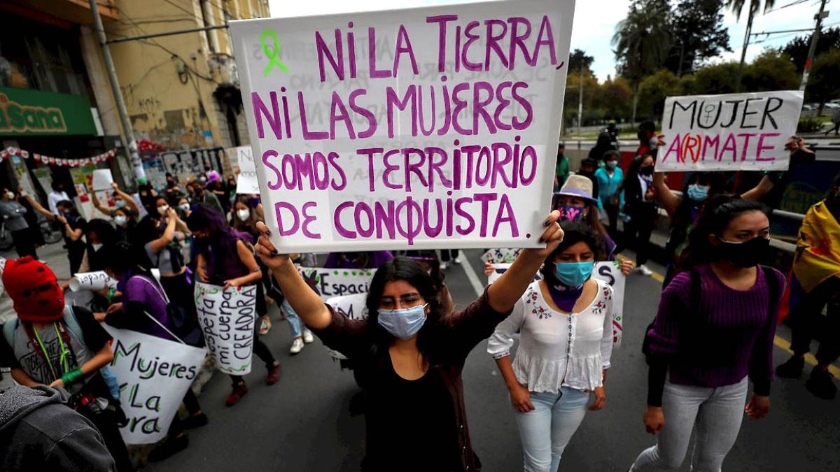 Decenas de mujeres marcharon en Quito para reclamar por sus derechos