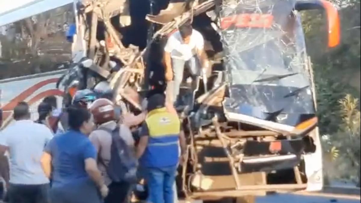 Choque entre un tráiler y un bus deja 19 heridos y dos fallecidos