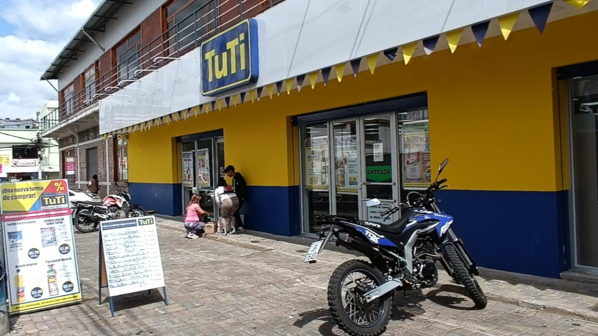 Tuti gana terreno con tiendas 