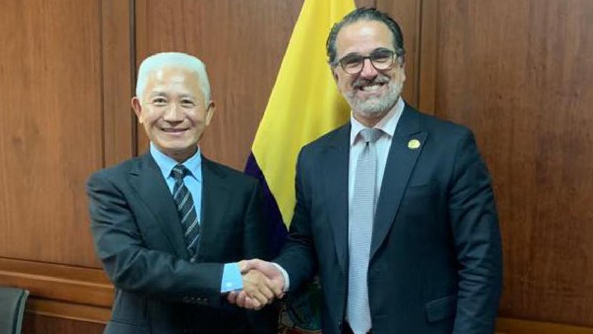 Guillermo Lasso Condecora Al Embajador De China En Quito