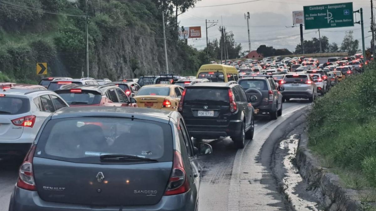 Quito registra caos vehicular y largas filas en el transporte público
