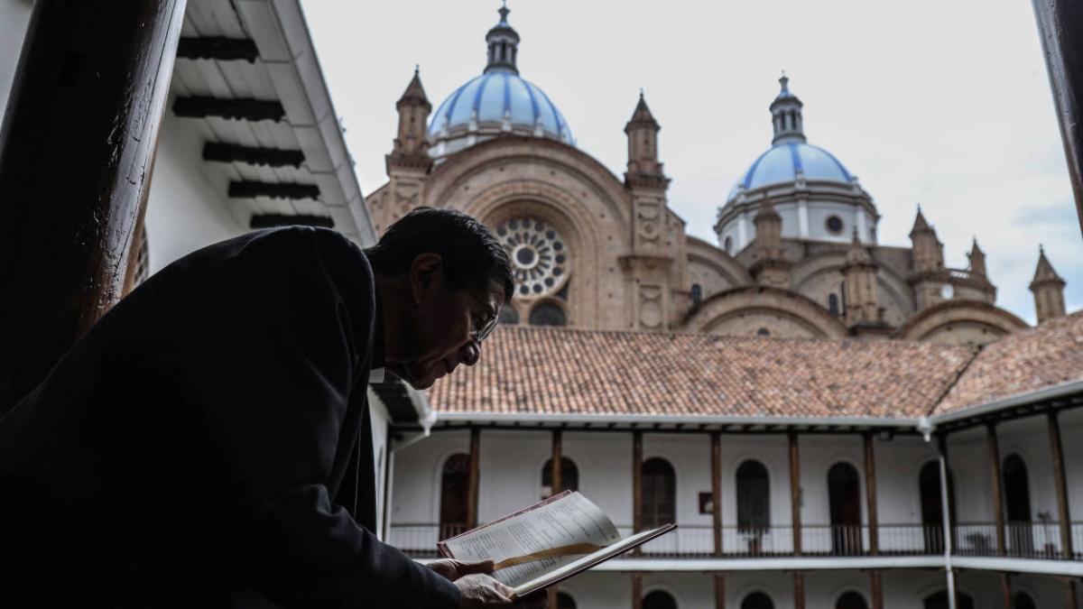 Exorcista de Cuenca· “Con la problemática del narco, el demonio trabaja ...