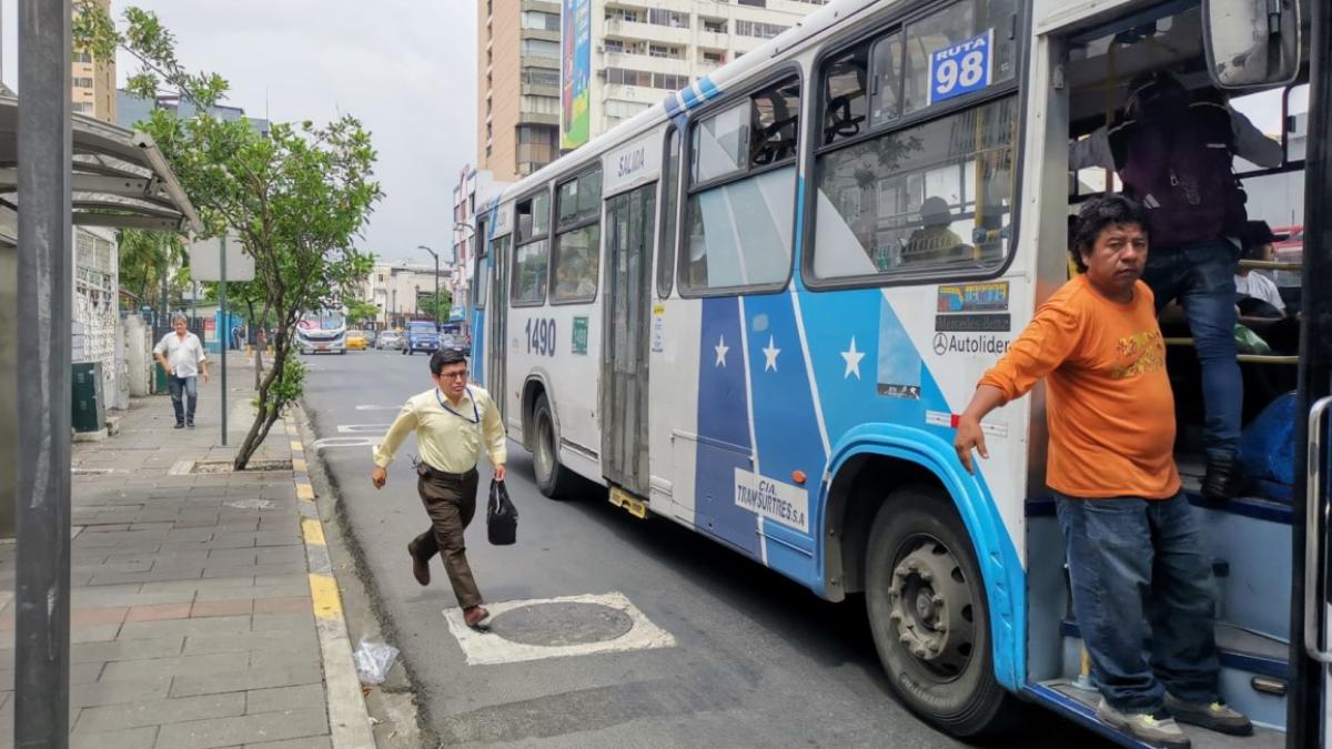 La tarjeta única de recaudo de STG enreda el alza de pasajes de buses  urbanos en Guayaquil