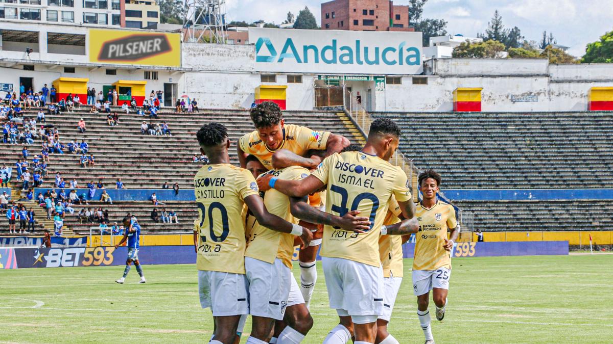 ¡No se baja de la pelea! Universidad Católica derrota a Emelec y mete ...